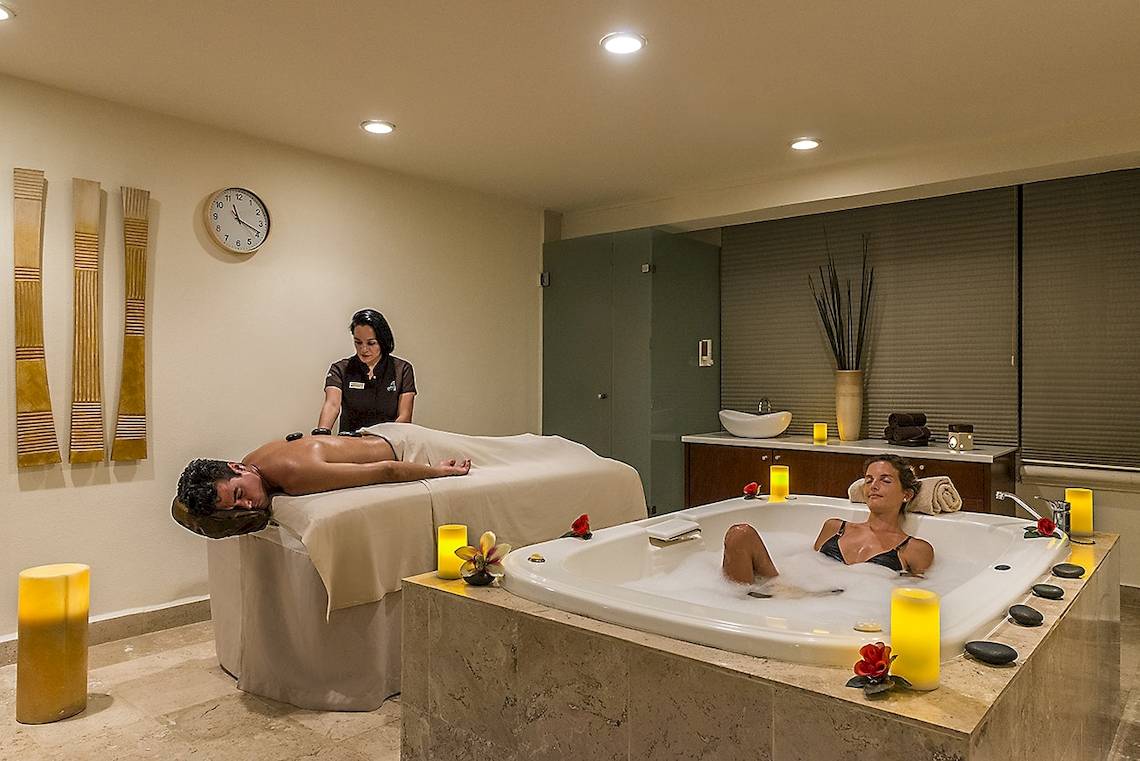 Zwei Personen genießen eine Spa-Behandlung im Ocean Maya Royale Hotel.