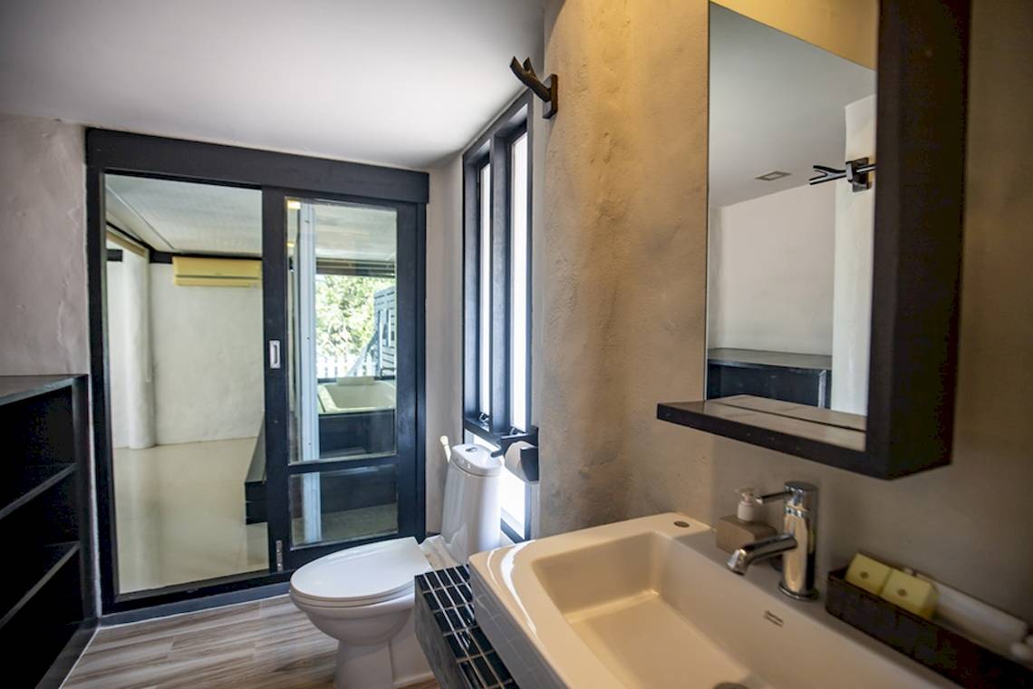 Badezimmer mit offener Dusche, Toilette und Waschbecken im Punnpreeda Beach Resort