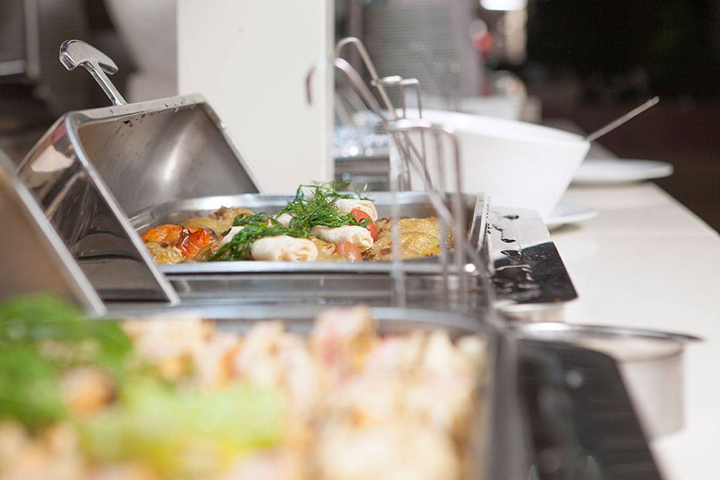 Buffet im Side Aluna Hotel mit verschiedenen Gerichten in Edelstahl-Servierwagen.