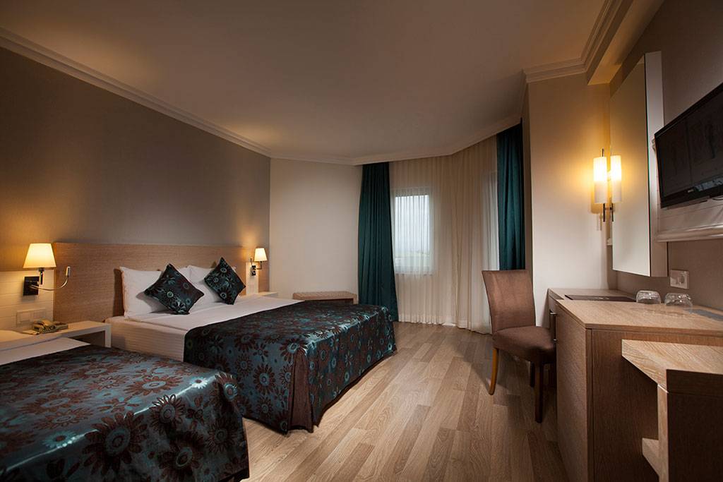 Doppelzimmer im Side Aluna Hotel mit zwei Betten, Dekor und Schreibtisch