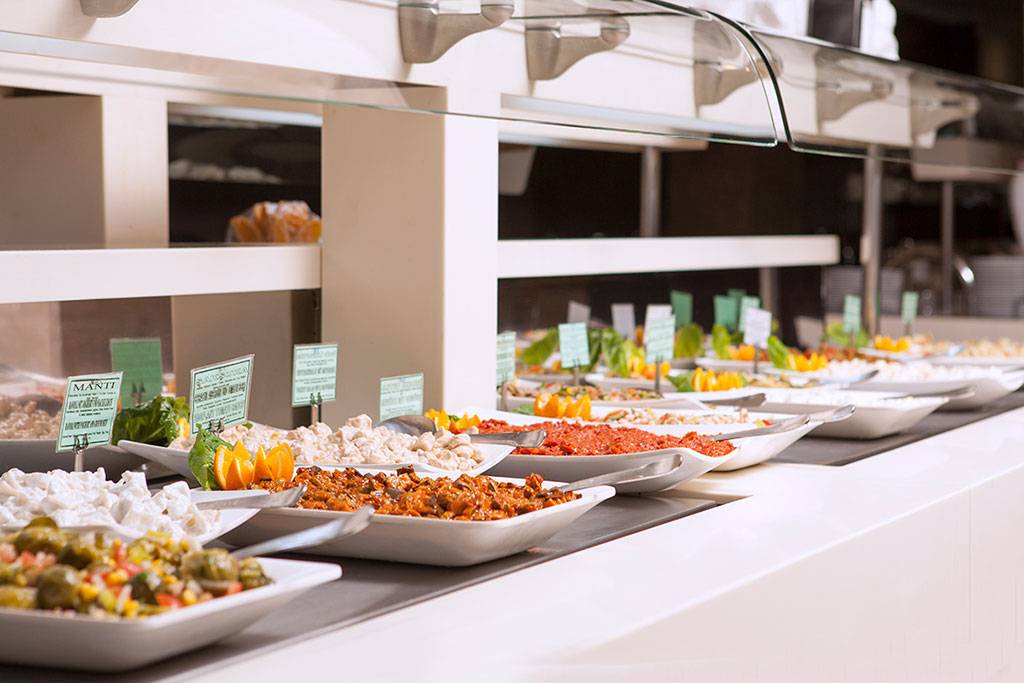 Buffetangebot im Side Aluna Hotel mit verschiedenen Gerichten.