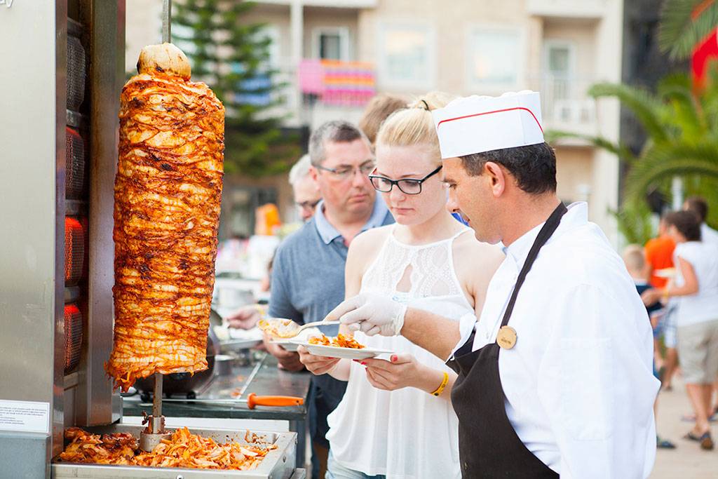 Essen und Getränke am Side Aluna Hotel, ein Mann serviert ein Gericht