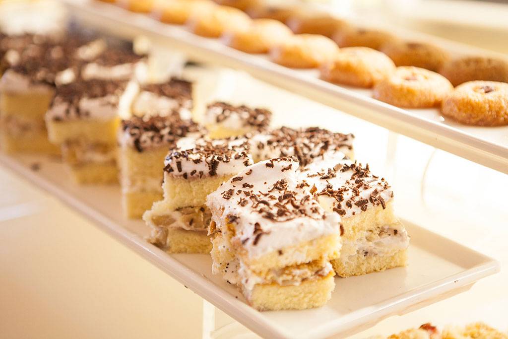 Auswahl an Nachspeisen im Side Aluna Hotel, darunter Kuchen und Kekse.
