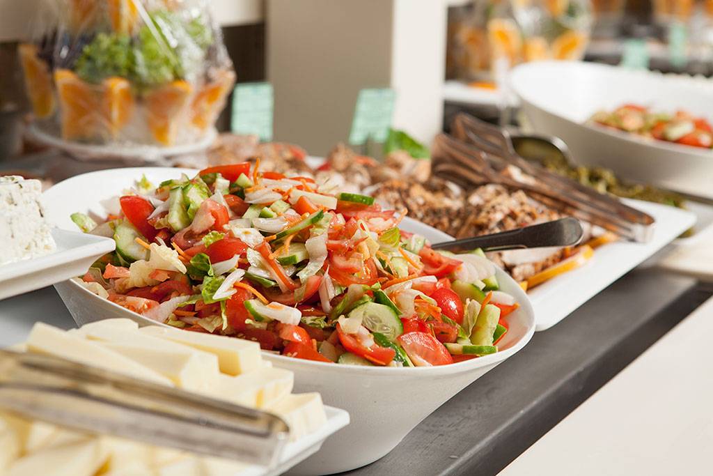 Buffet-Tisch mit Salaten im Side Aluna Hotel.