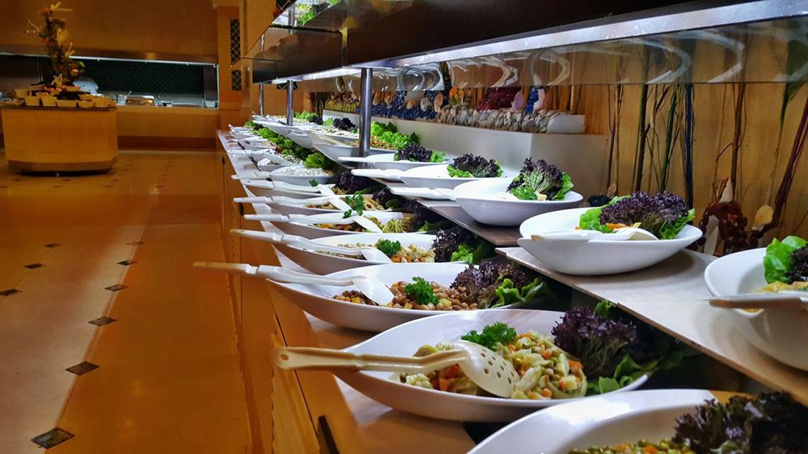 Buffet im Horus Paradise Luxury Resort mit verschiedenen Salatschüsseln und Besteck.