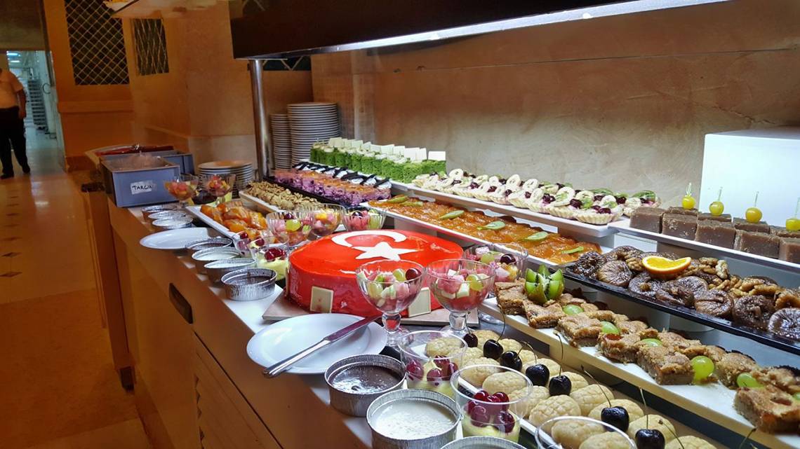 Buffet im Horus Paradise Luxury Resort mit einer Vielzahl von Desserts und Gebäck.