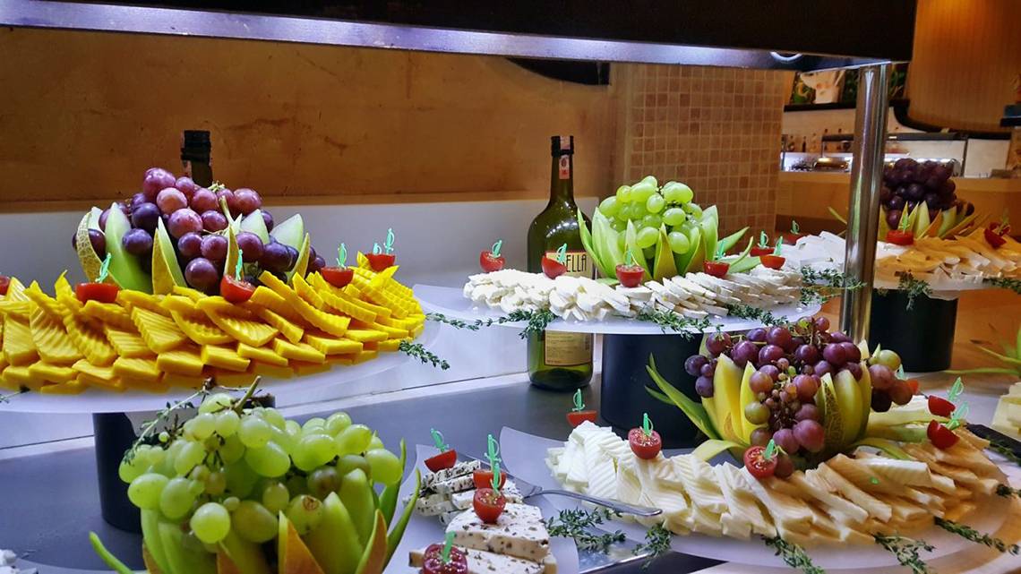 Buffet im Horus Paradise Luxury Resort mit Obstplatten, Käse und Wein.