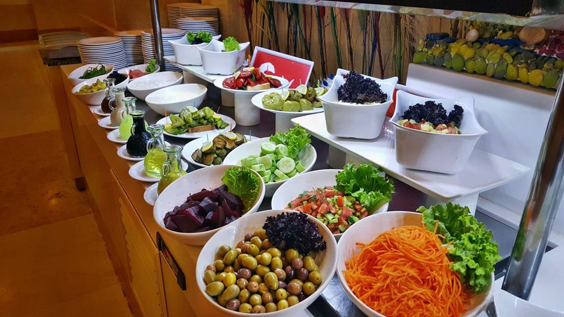 Buffet im Horus Paradise Luxury Resort mit verschiedenen Salaten und Beilagen.
