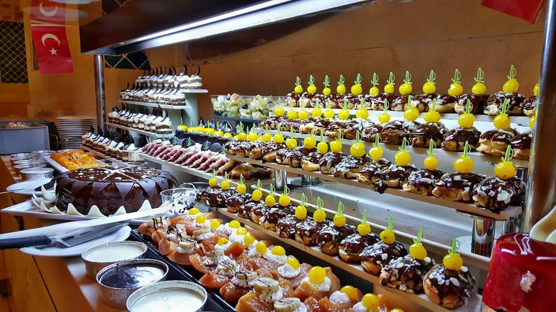 Buffet mit verschiedenen Desserts im Horus Paradise Luxury Resort.