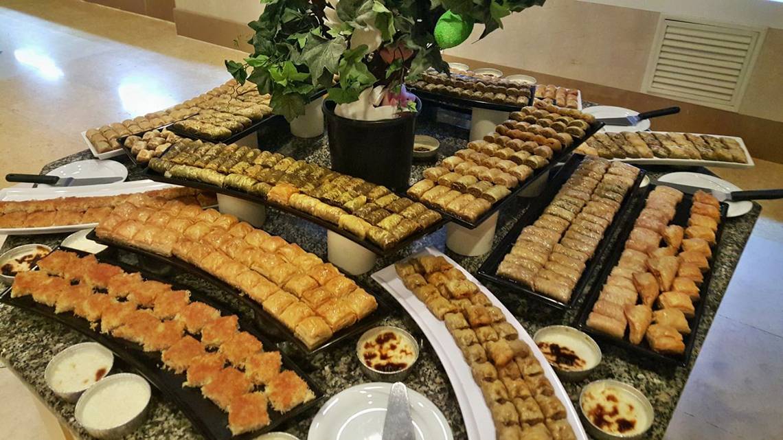 Buffetangebot im Horus Paradise Luxury Resort mit verschiedenen Desserts und Gebäck.