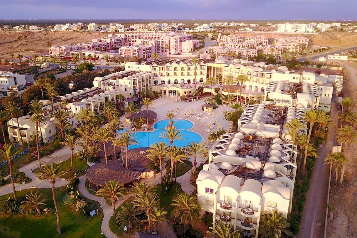 Luftaufnahme des Eden Star Zarzis Hotels mit Swimmingpool und umliegenden Palmen.