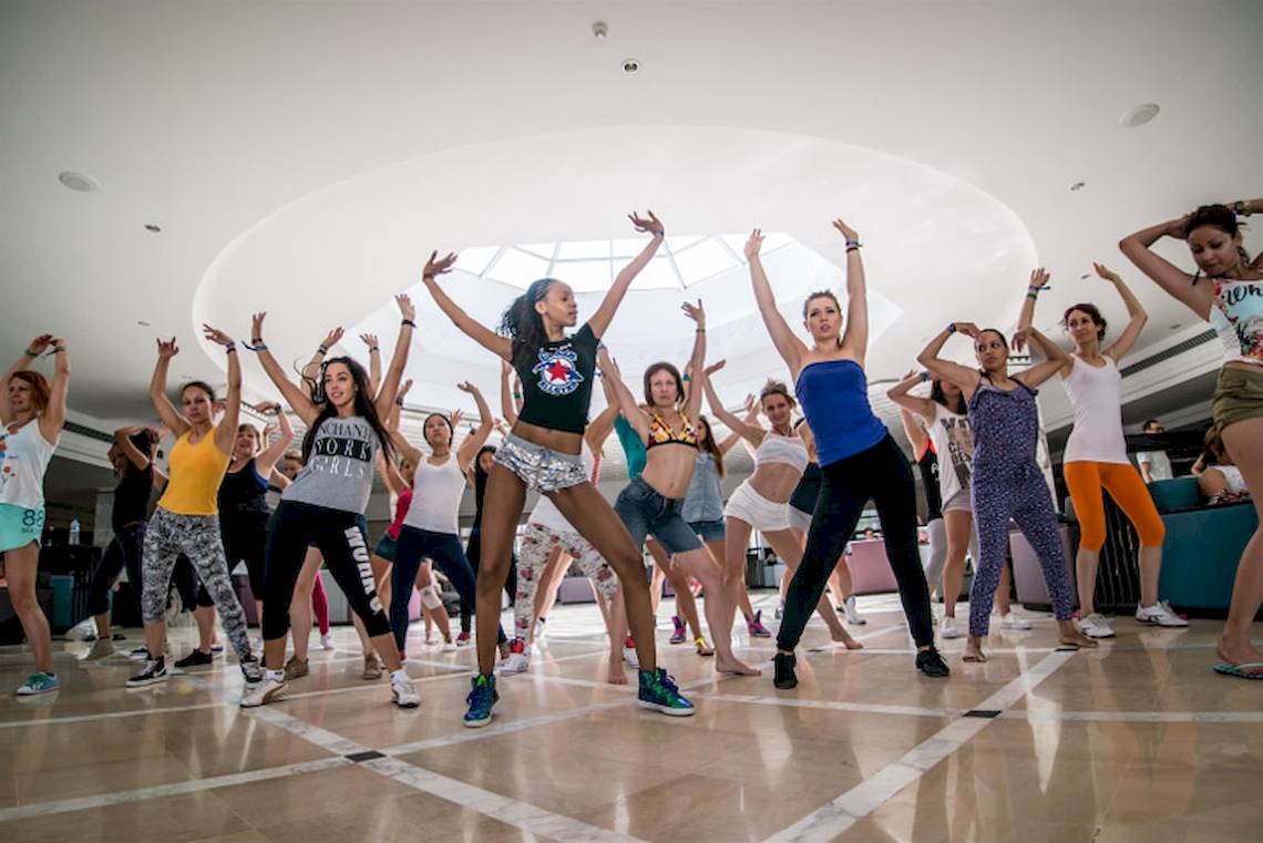 Fitnesskurs im El Mouradi Club Kantaoui mit mehreren Frauen, die verschiedene Übungen machen.