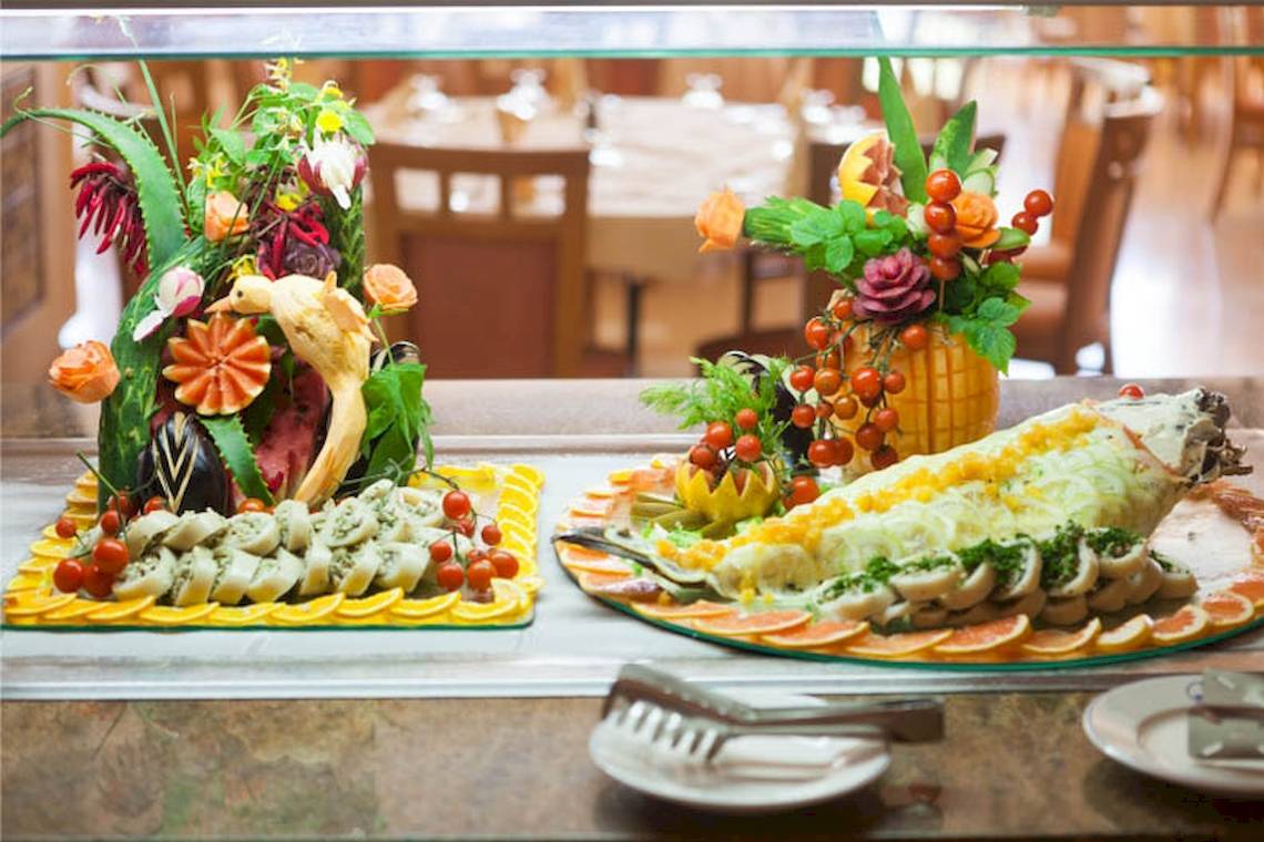 Zwei kreative Obst- und Gemüseplatten im El Mouradi Palace Hotel.