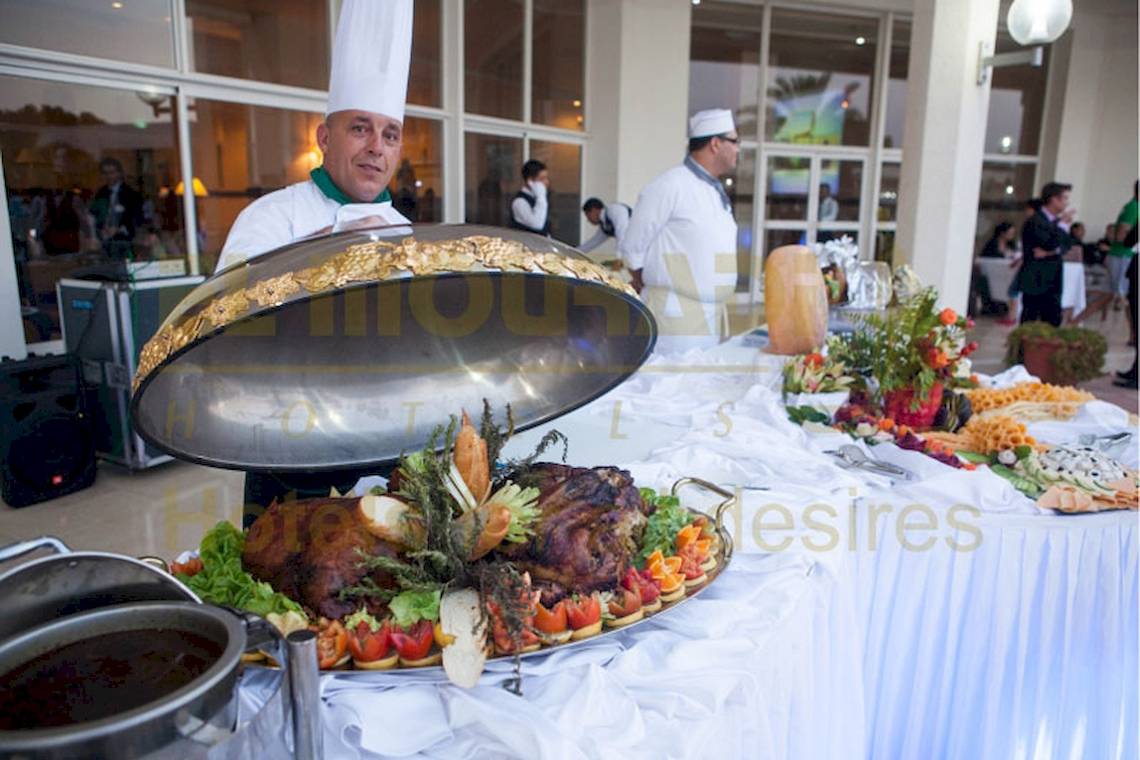 Buffettisch im El Mouradi Palace Hotel mit verschiedenen Gerichten und Dekoration.