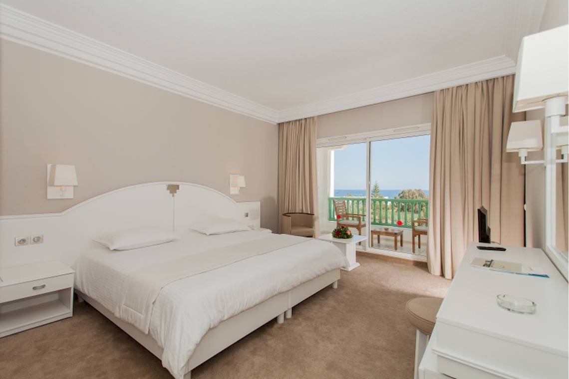 Ein modernes Hotelzimmer im El Mouradi Palace mit Blick auf das Meer.