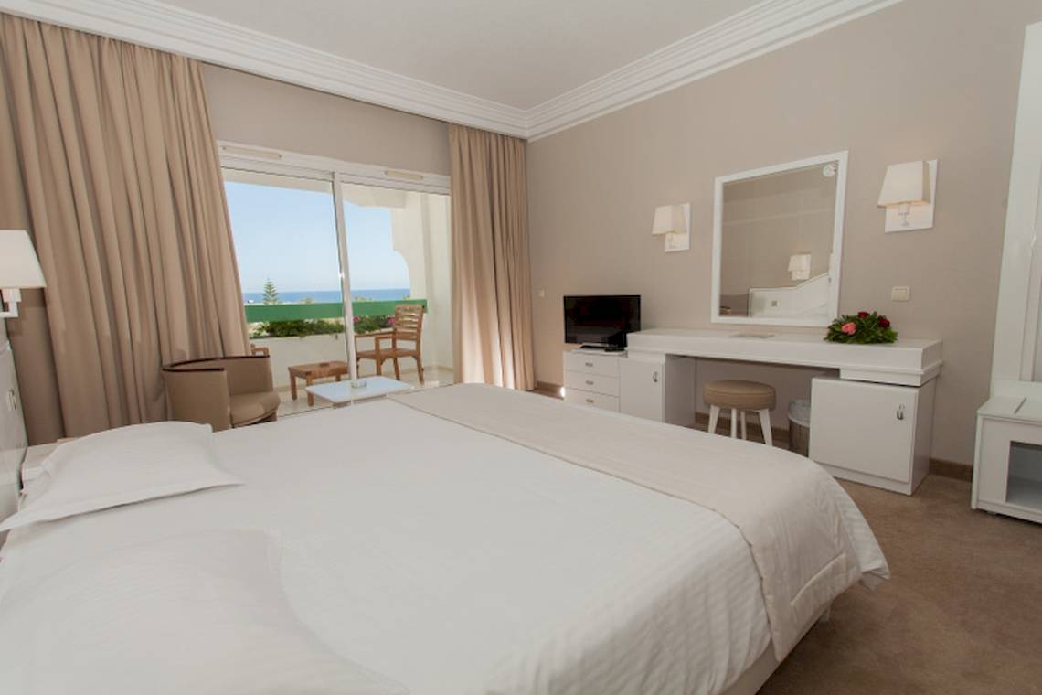 Ein geräumiges Hotelzimmer im El Mouradi Palace mit Blick auf das Meer.