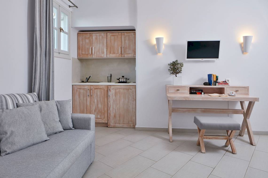 Inneneinrichtung des Aegean Plaza Hotels mit einer Couch, einem Schreibtisch und einer Küche