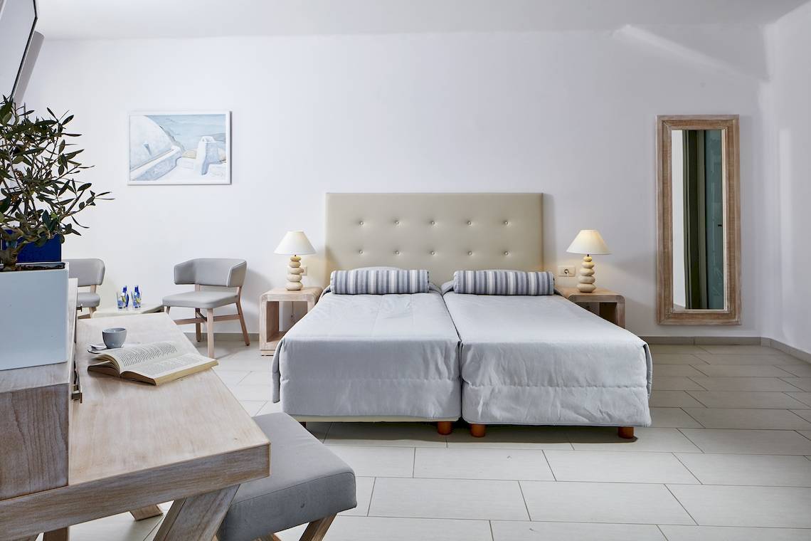 Schlafzimmer im Aegean Plaza Hotel mit zwei Betten, Dekor und Möbeln.