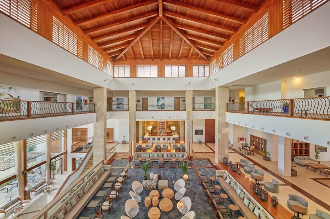 Innenansicht des Secrets Lanzarote Resort & Spa mit gewolbter Holzdecke und Sitzbereichen