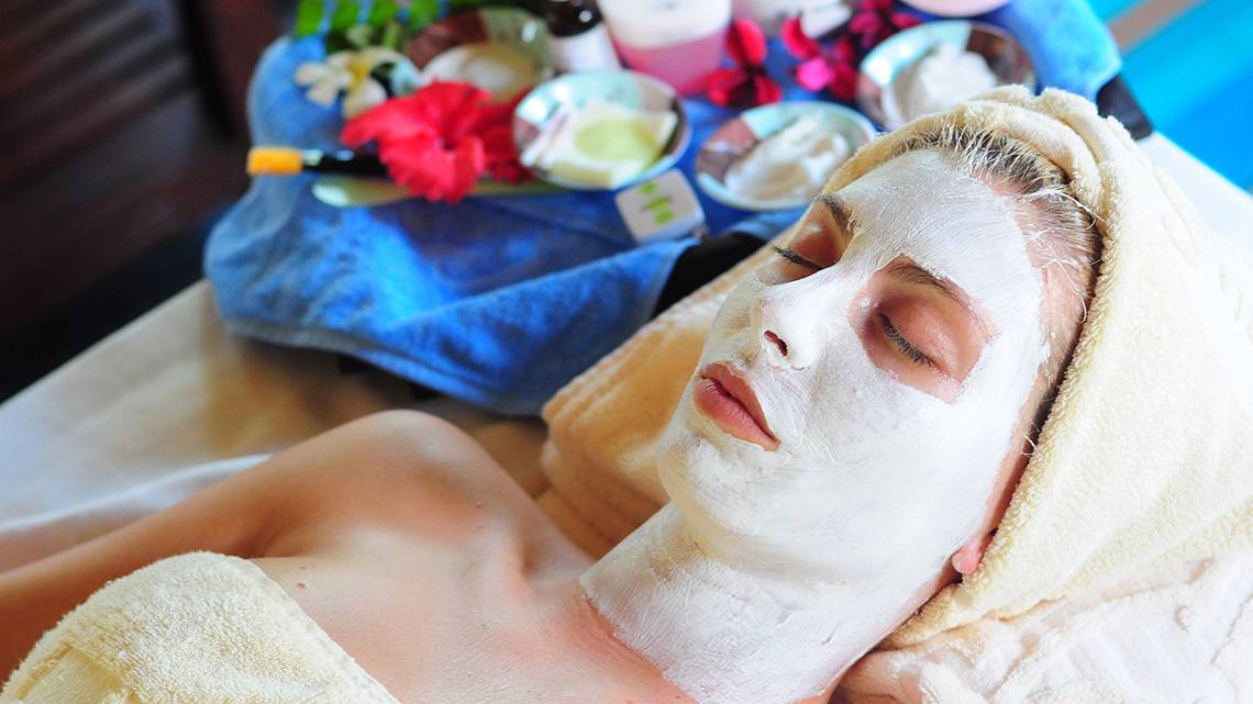 Frau im Holiday Island Resort & Spa mit Gesichtsmaske und Handtuch um den Kopf