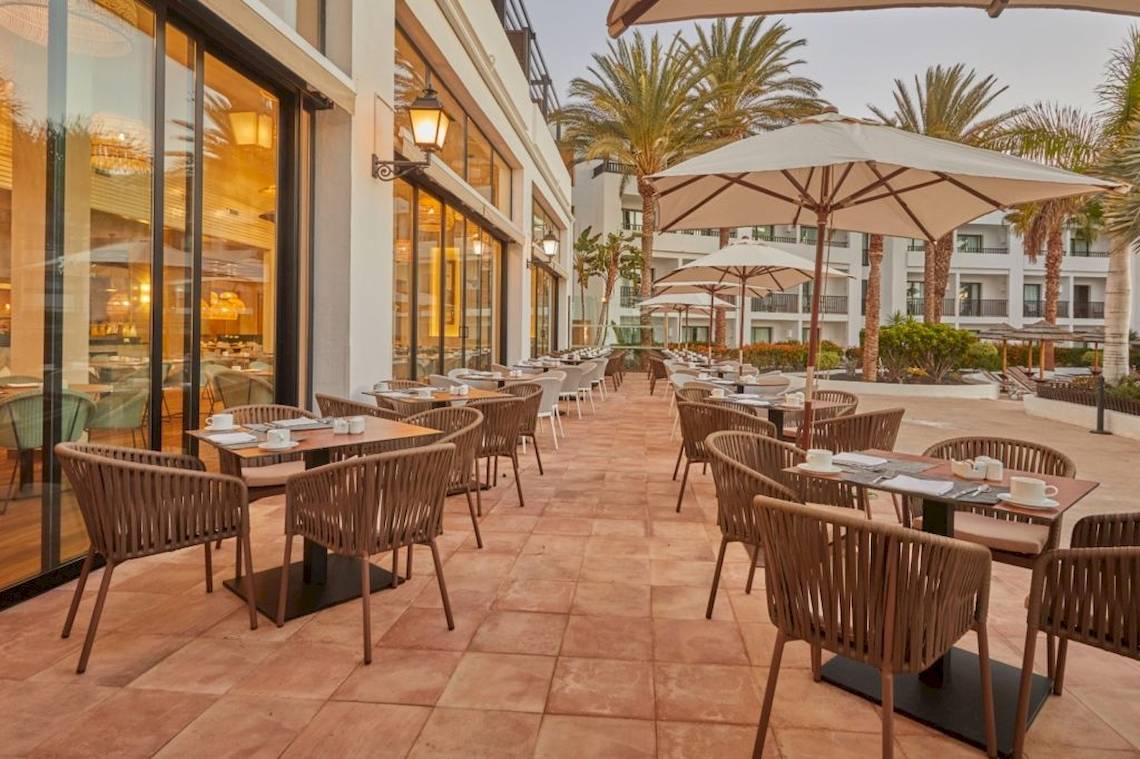 Außenrestaurant mit Sonnenschirmen im Secrets Lanzarote Resort & Spa