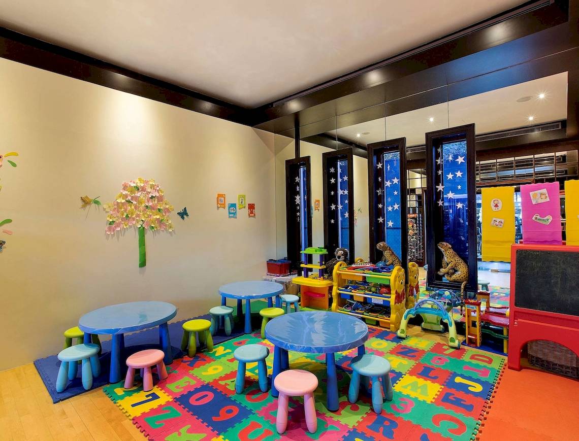 Kinderzimmer im Radisson Blu Hotel & Resort, Abu Dhabi mit bunten Möbeln und Spielzeug.