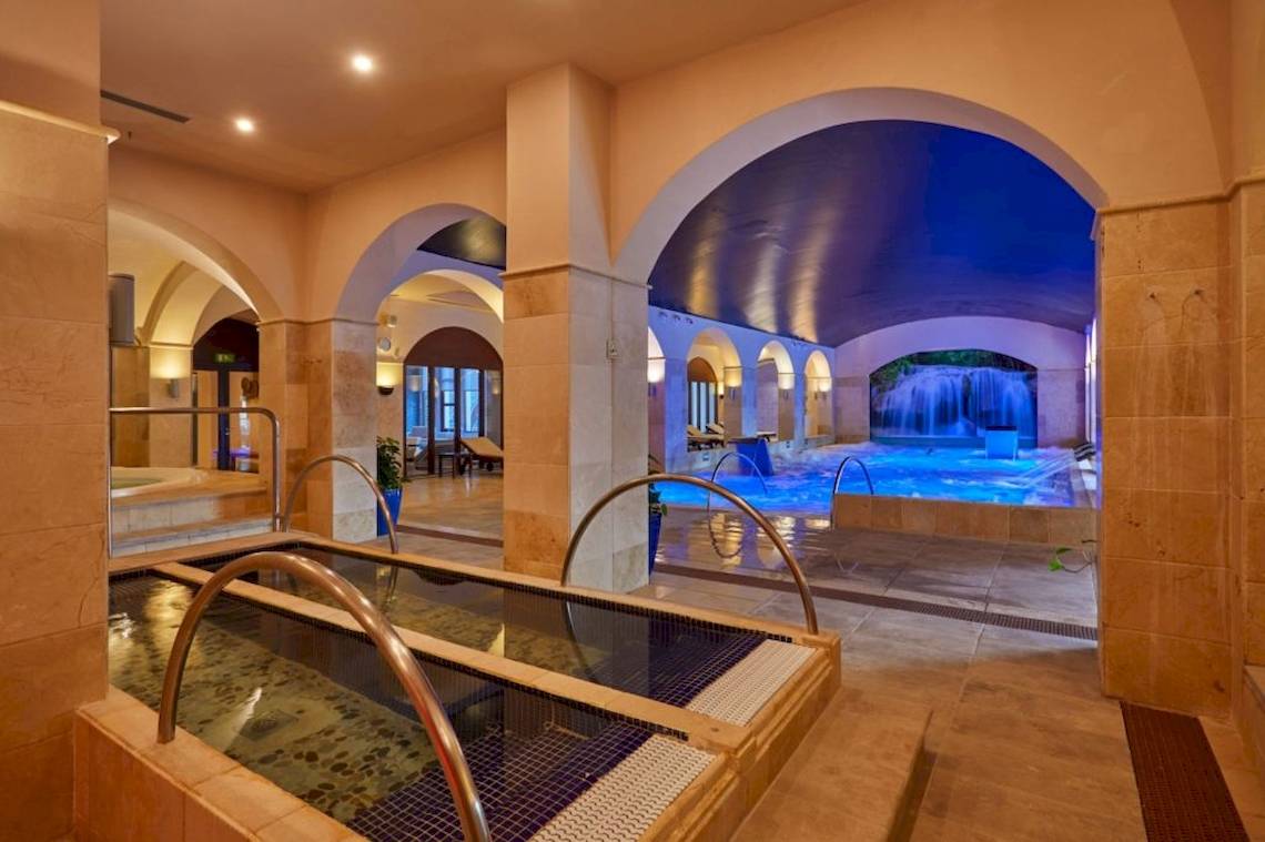 Innenbereich des Secrets Lanzarote Resort & Spa mit Swimmingpool und Wasserfall