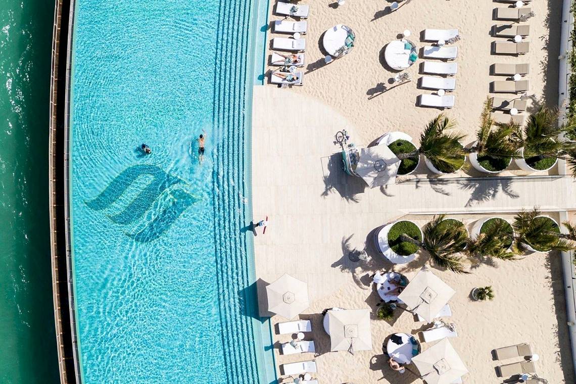 Luftaufnahme des Infinity-Pools und der Strandterrasse des Burj Al Arab Jumeirah
