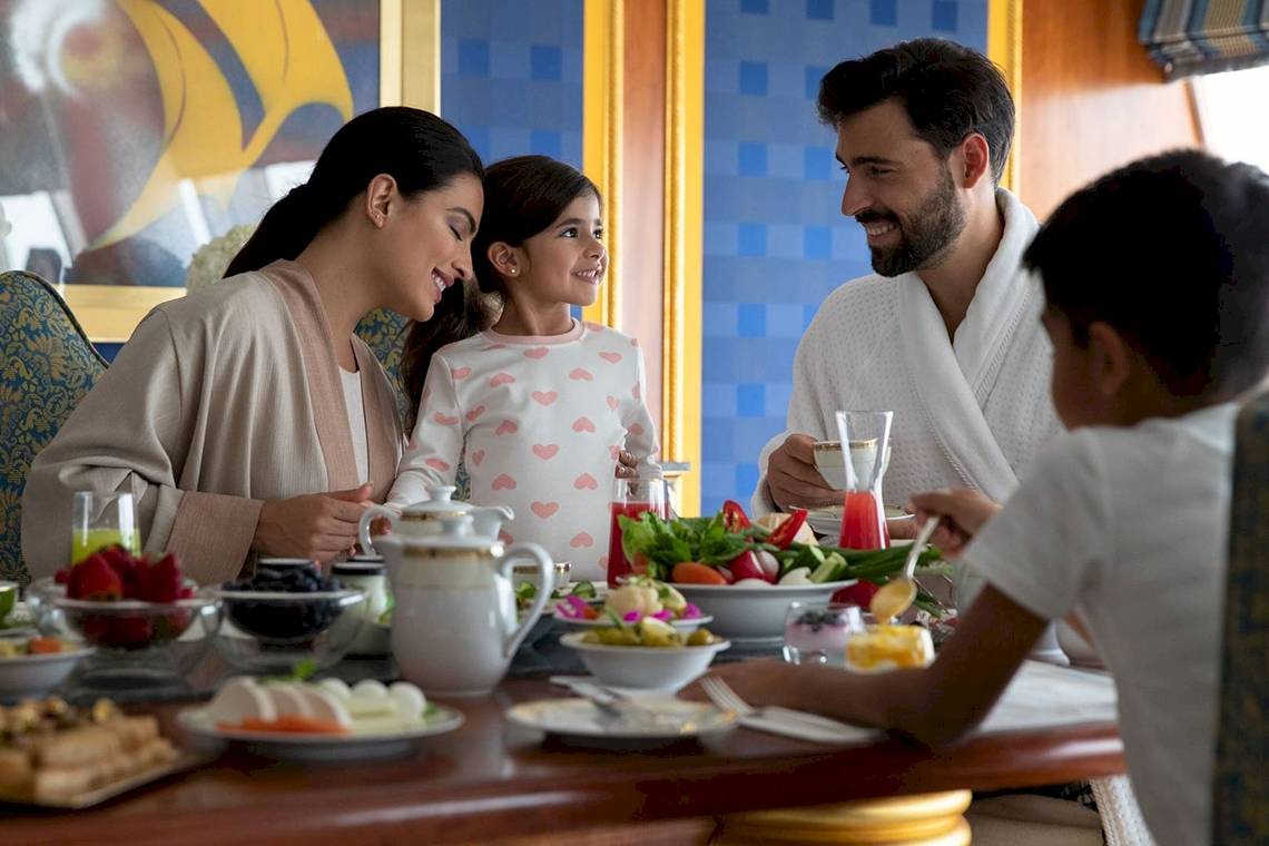 Familie im Burj Al Arab Jumeirah beim Frühstück