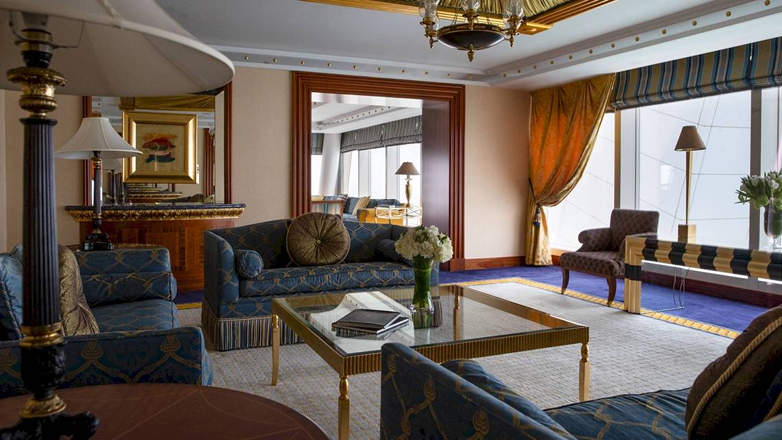 Innenbereich des Burj Al Arab Jumeirah Hotels mit Sofas, Tisch, Lampen und Dekoration.
