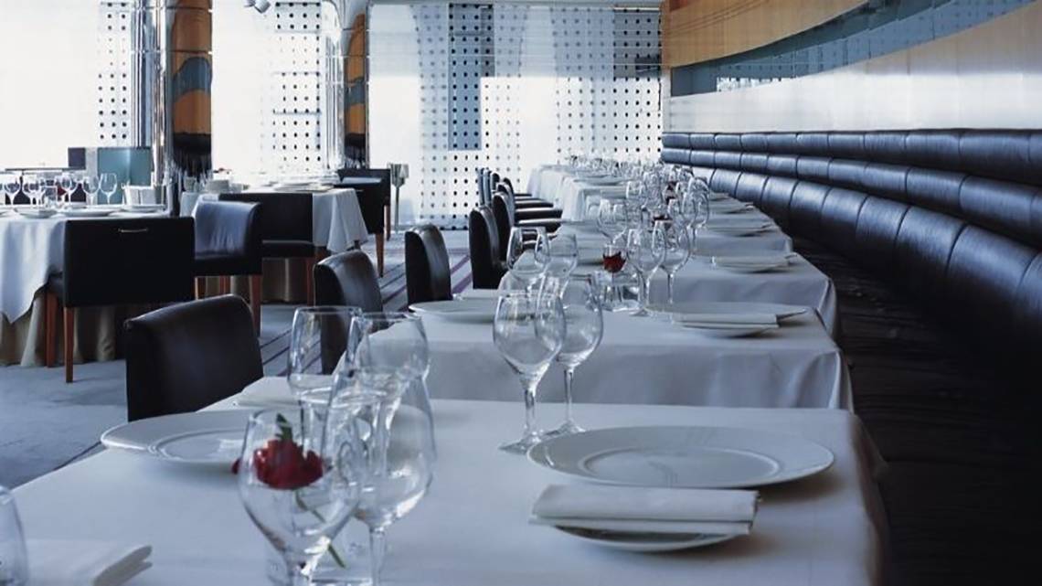Restaurant im Golden Sands Hotel Creek mit gedeckten Tischen und Stühlen