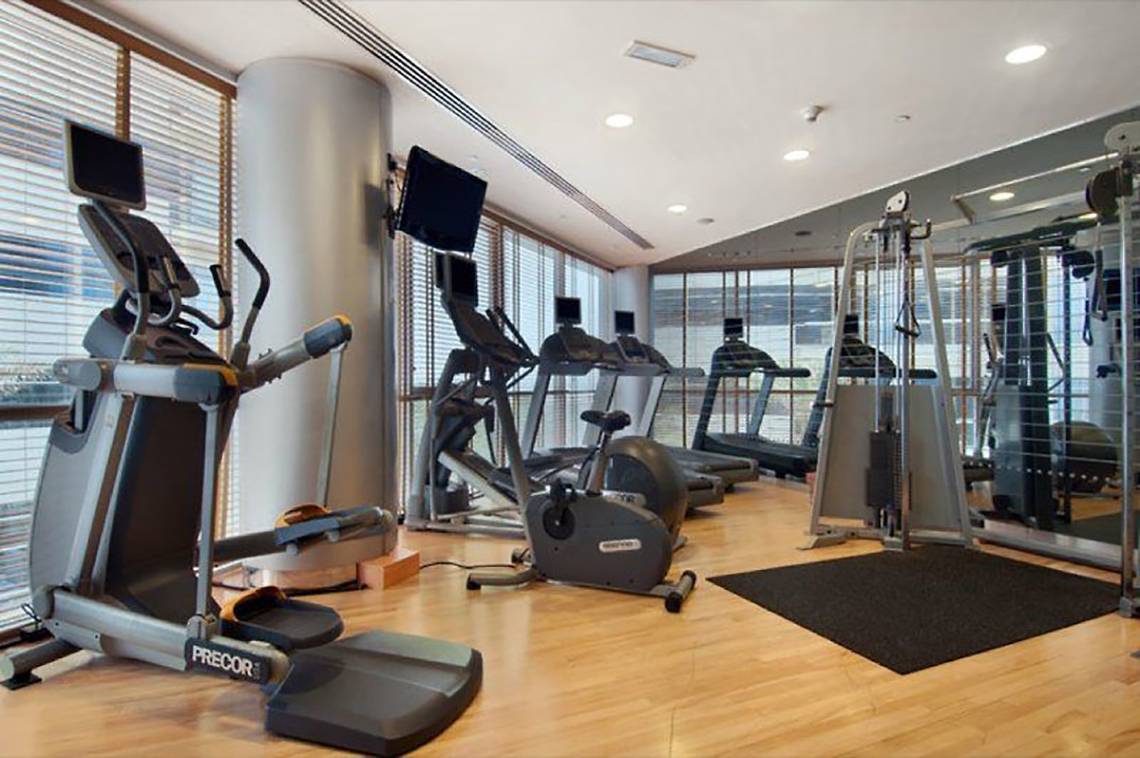 Fitnesscenter im Golden Sands Hotel Creek mit Laufbändern, Crosstrainern und Gewichtsgeräten.