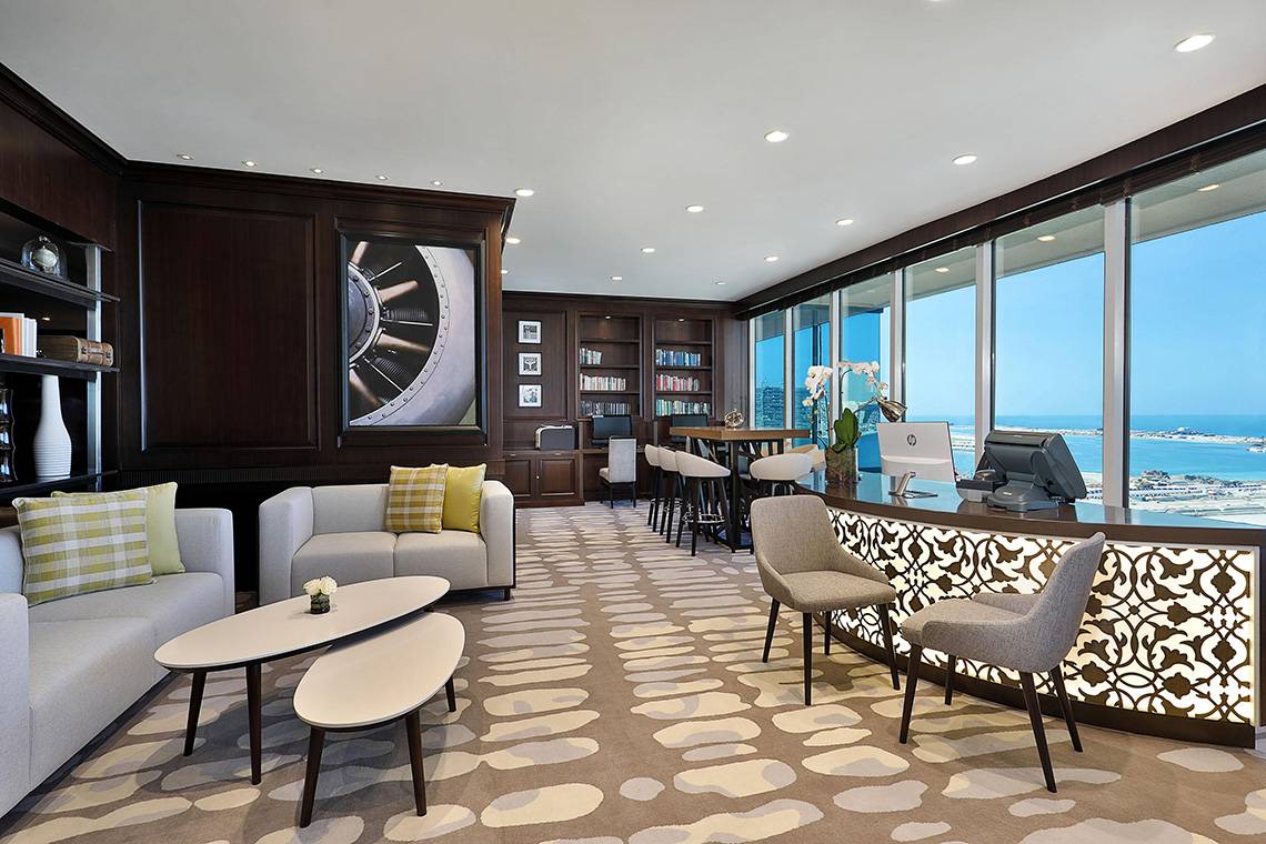Lobby des Le Meridien Mina Seyahi Beach Resort & Waterpark mit Blick auf das Meer.