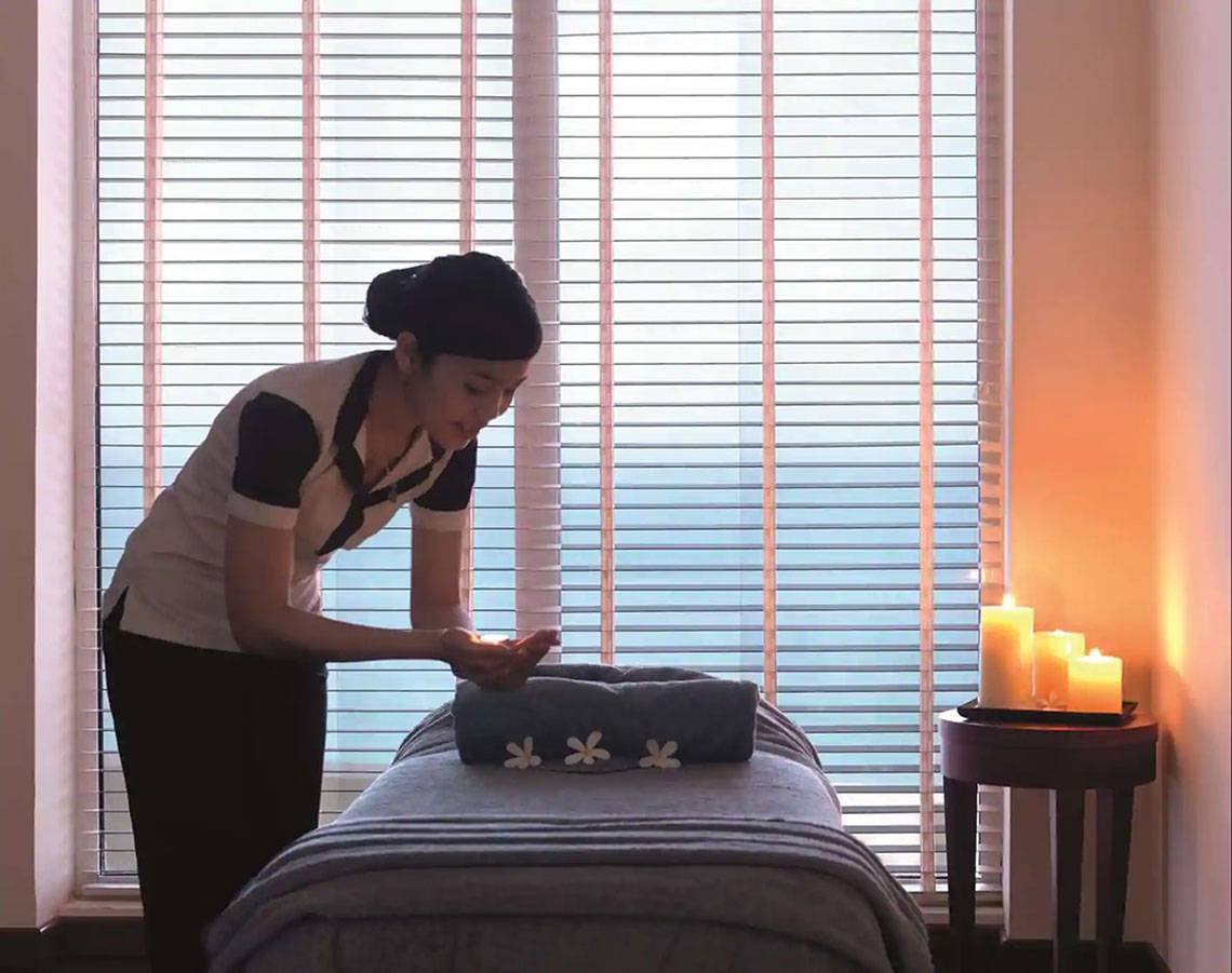 Massagebehandlung im Radisson Blu Resort, Fujairah, mit Blick auf das Meer.