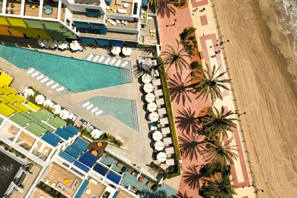 Luftaufnahme des W Ibiza Hotels mit Pool und Strand