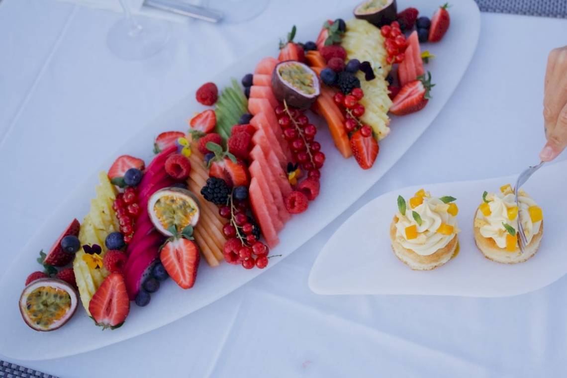 Eine ansprechende Fruchtplatte und zwei Desserts im W Ibiza.