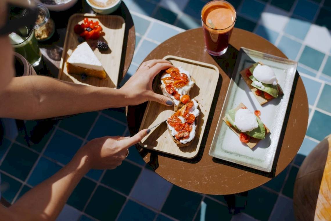 Frühstücksbuffet im W Ibiza Hotel mit verschiedenen Gerichten auf dem Tisch.