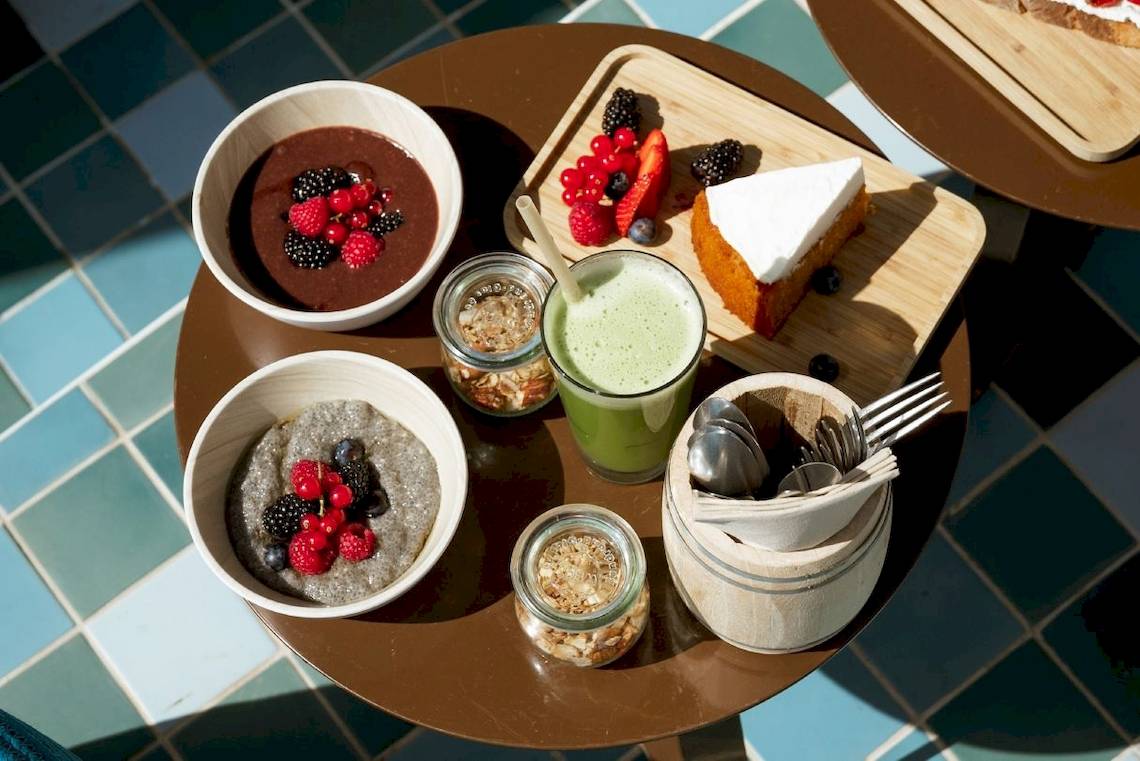 Frühstücksplatte im W Ibiza mit Smoothies, Obst und Kuchen