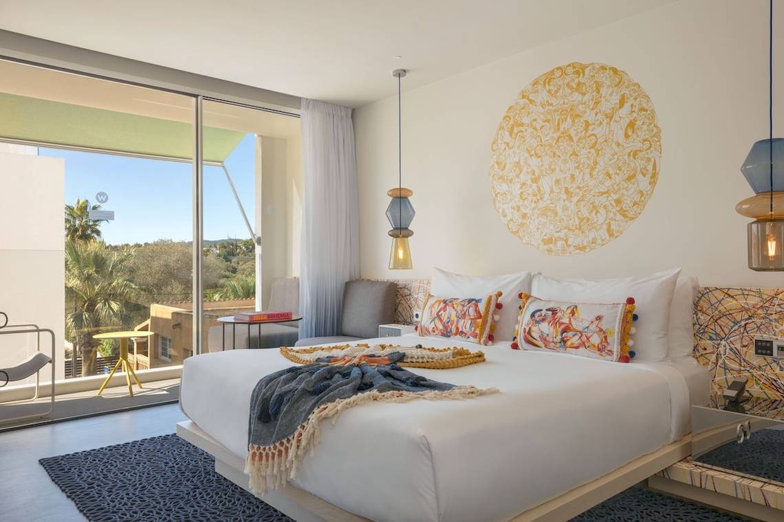 W Ibiza Hotel Zimmer mit Bett und Blick auf die Außenterrasse