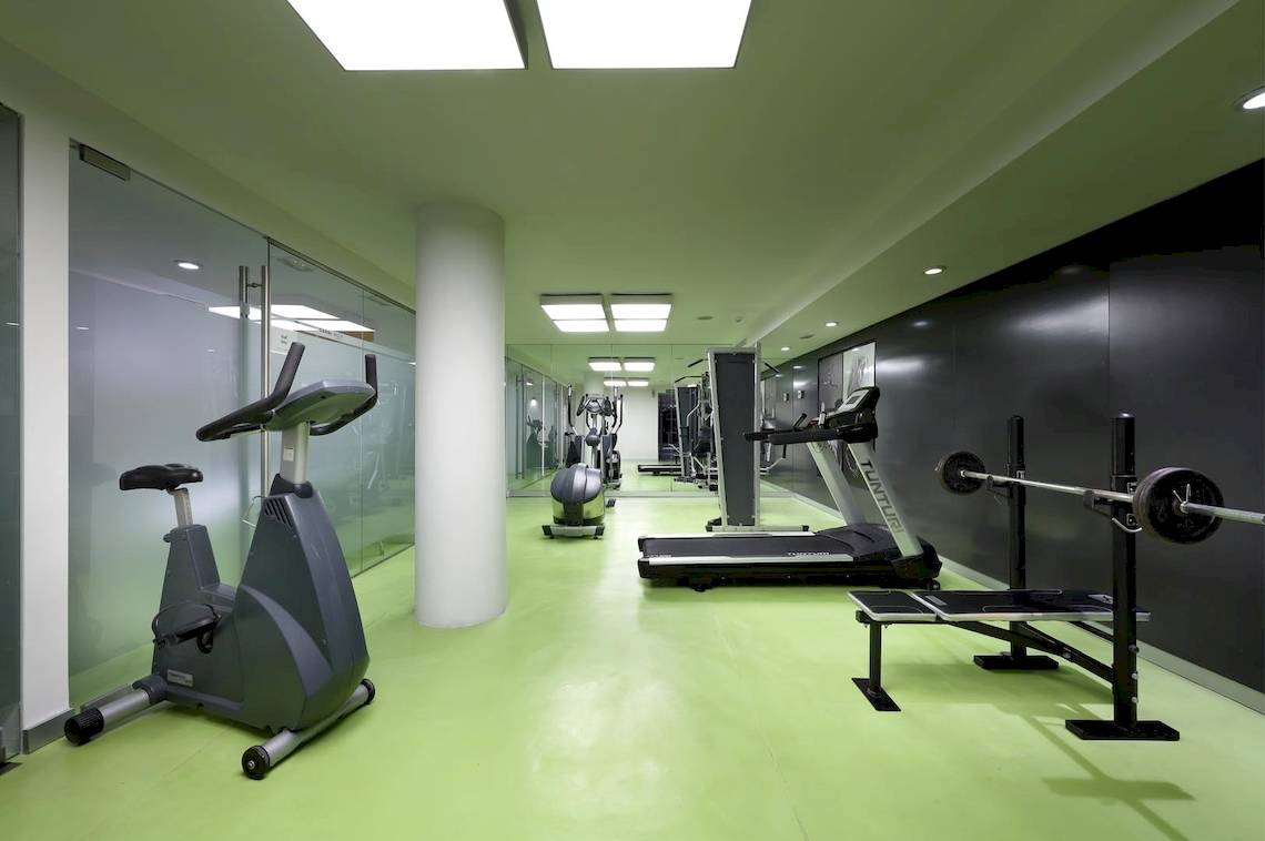Fitnesscenter im Sentido Garbi Ibiza & Spa Hotel mit grünem Boden und modernen Geräten