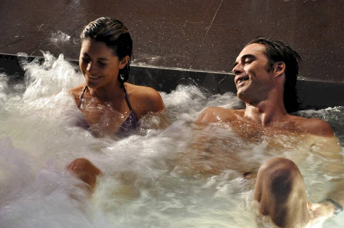 Ein Paar genie�ßt eine entspannende Zeit im Whirlpool im Sentido Garbi Ibiza.