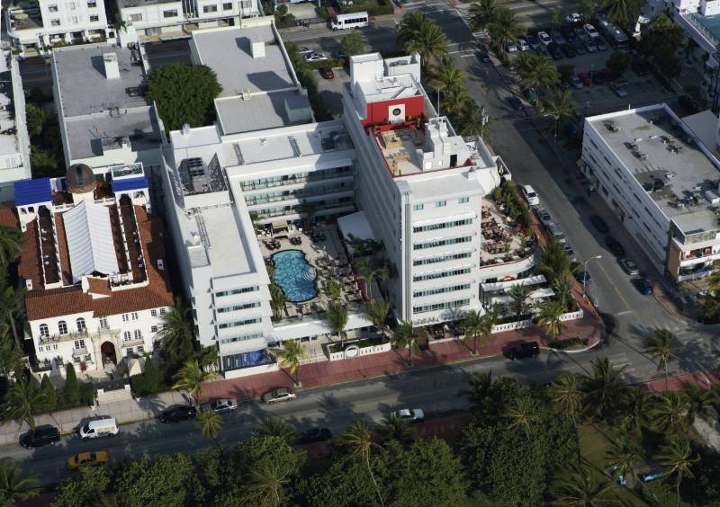 Luftaufnahme des Victor South Beach Hotels mit Swimmingpool und umliegenden Gebaeuden.