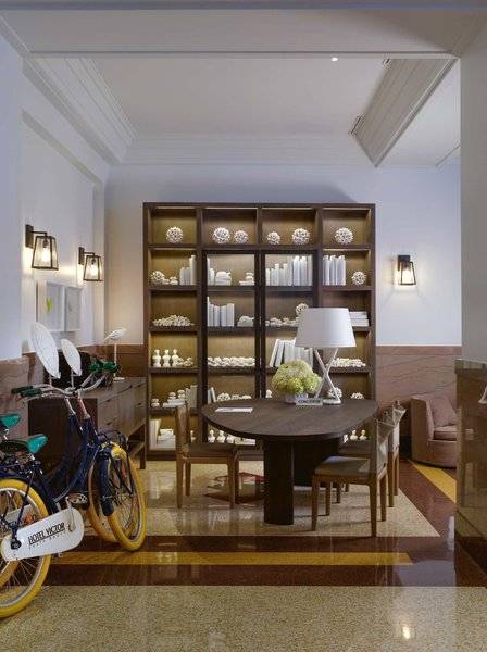 Hotellobby mit Fahrrädern und einem Tisch mit Blumen.