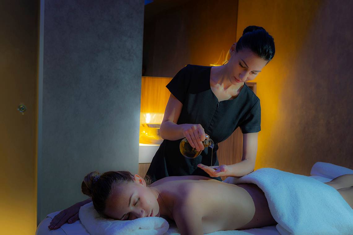 Frau erhaelt eine Massage im Faros Hotel Ayia Napa