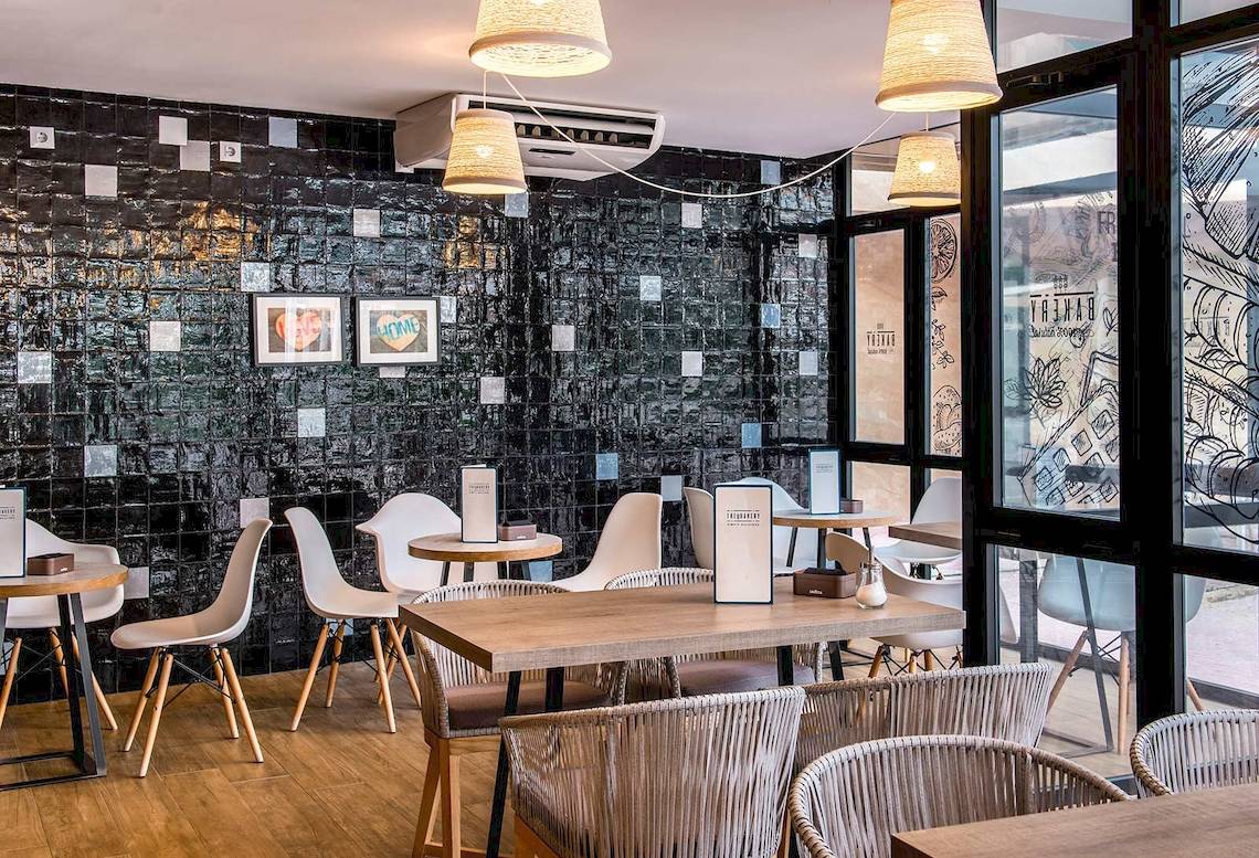 Innenbereich des Be Live Adults Only Marivent Hotels mit schwarzen Wandfliesen und modernen Möbeln.