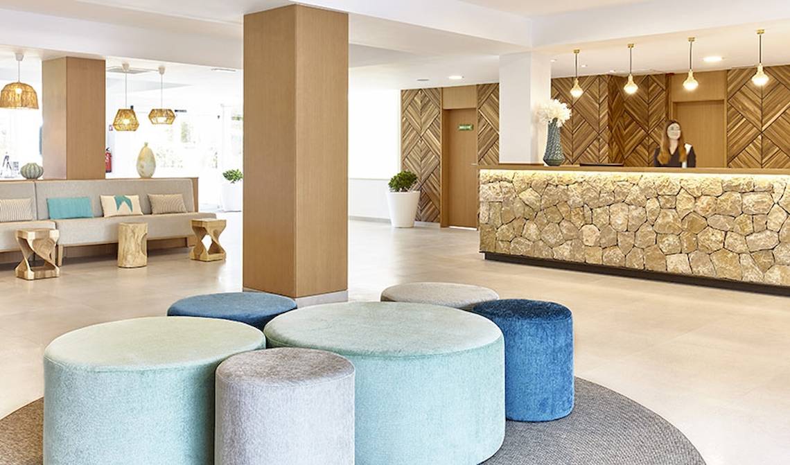 Lobby des Castell Royal Hotels mit Sitzbereichen und Rezeptionstresen.