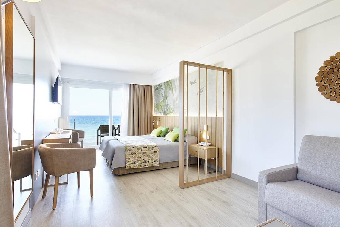 Hotelzimmer im Castell Royal mit Blick auf das Meer und modernem Interieur.