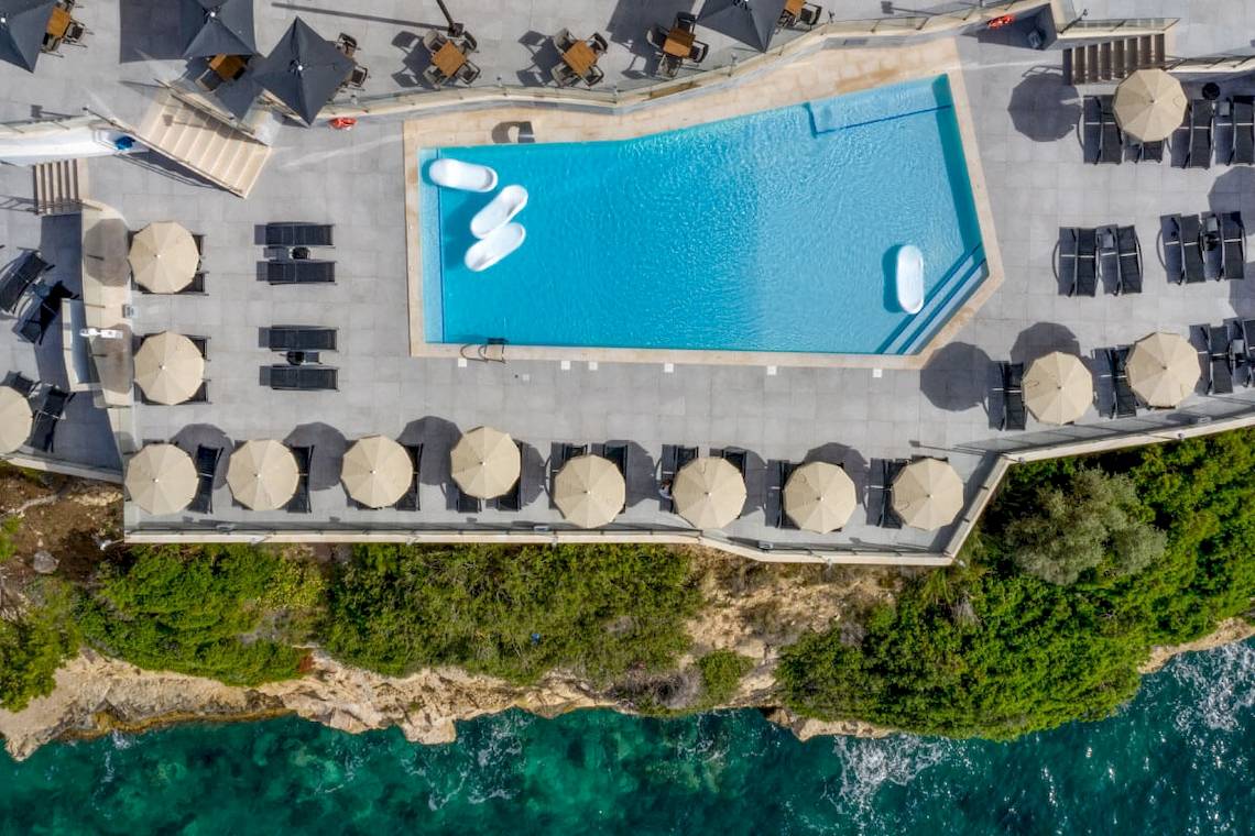 Flugübersicht des Florida Magaluf Hotels mit Swimmingpool und Sonnenliegen