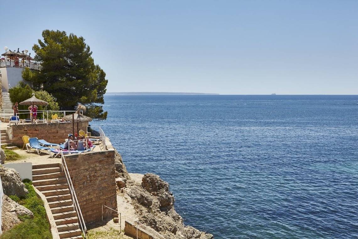 Außenbereich des Florida Magaluf Hotels mit Blick auf das Meer und Klippen