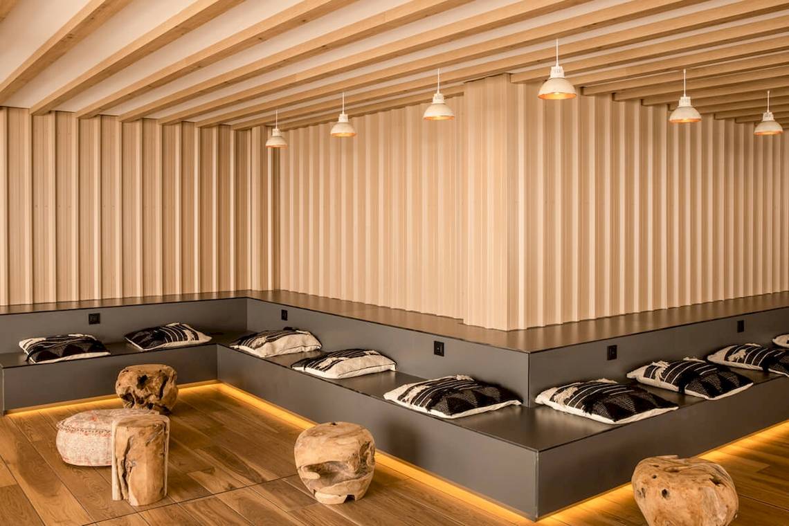 Innenbereich des Florida Magaluf Hotels mit Loungebereich, Kissen und Holztischen.